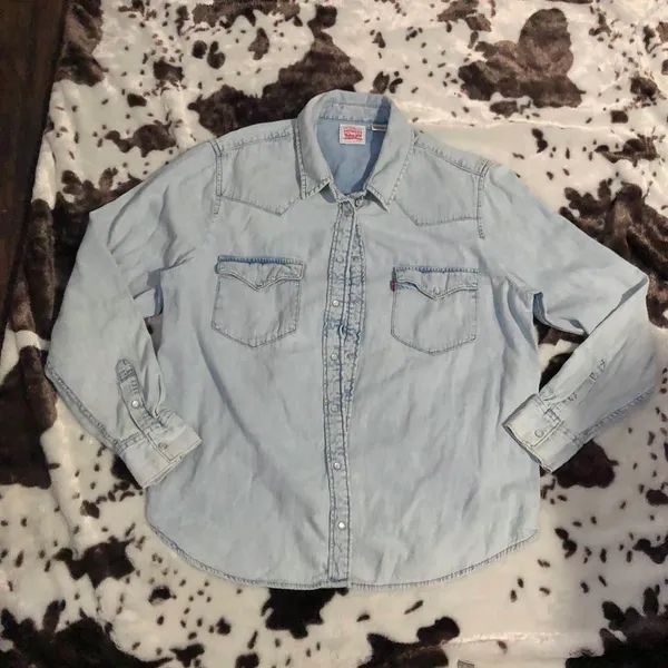 Levi’s Women Western Cowgirl Rodeo Denim Jean Shirt Shacket Jacket Top Blouse Pearl Snap Light Wash Long Sleeve Sz XL Measurement in pics - Image 2