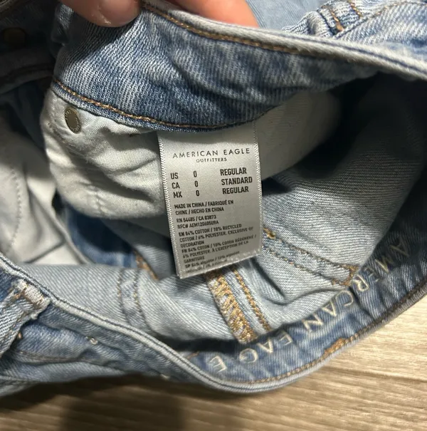 American Eagle Ripped Mom Jeans High-Rise - Image 4