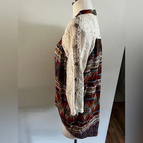 NWT - M - GIMMICKS by BKE - Multicolor Patterned Women's Top with Lace Sleeves - Image 3