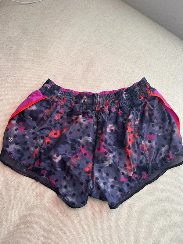 Lululemon Shorts Hotty Hot 2.5" - Image 2
