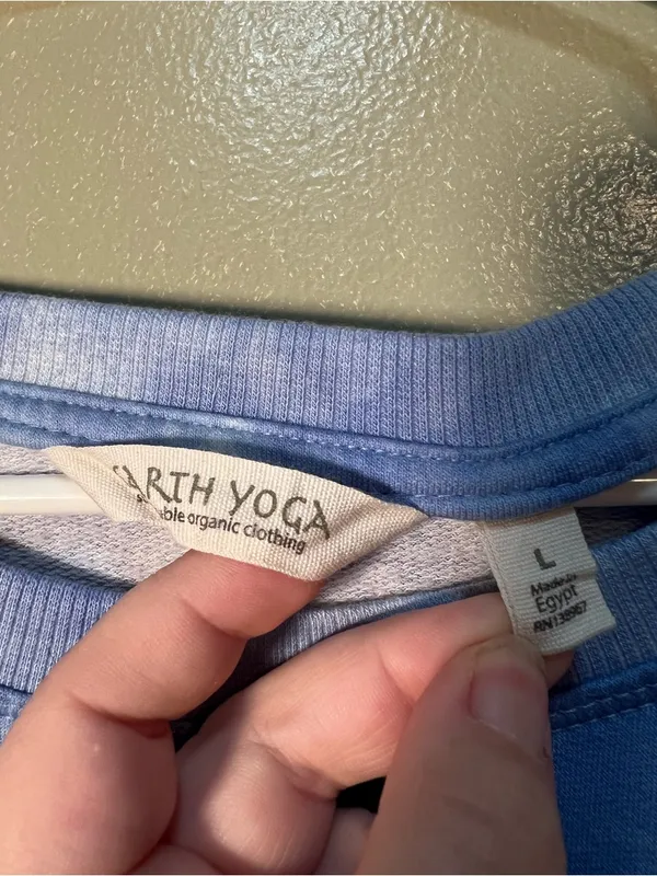 Earth Yoga Women's Size Large Crewneck Sweatshirt‎ Light Blue Tie Dye Cloud Slit - Image 8