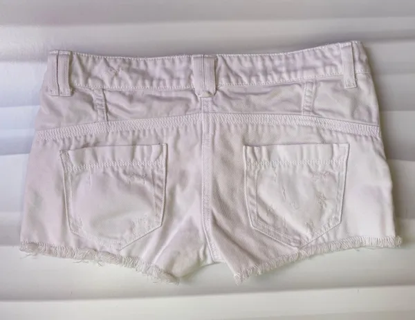 LF Carmar low rise distressed white cut-off jean shorts size 26 NWOT - Image 4
