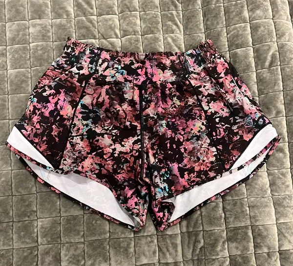 Lululemon Shorts Hotty Hot 4" Size 6 - Image 6