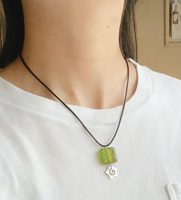 Handmade hippie funky fairy boho style green square glass bead & Swirl heart charm unisex necklace🟩🌳🍃🌀 - Image 6