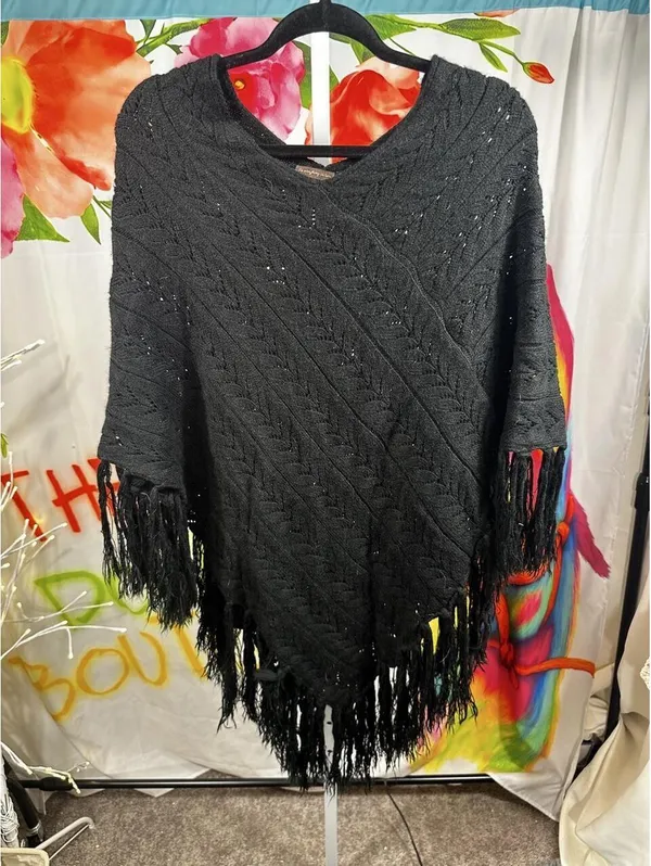 B128. Do everything in love- Black poncho with fringe and sequins - Image 2