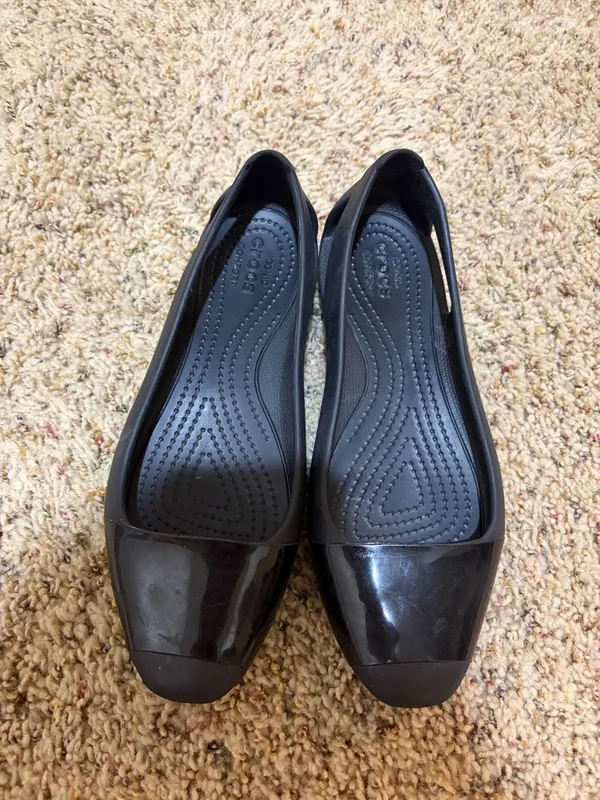 Crocs Sienna Black Shiny Patent Toe Rubber Flats Size 6 - Image 2