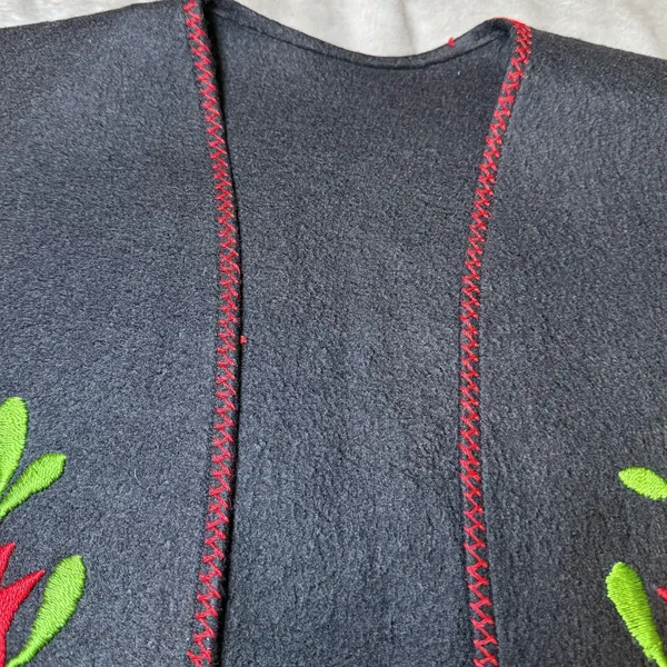 Vintage Women's Size Large Black Felt Vest Floral Embroidered Folk Art Boho - Image 4