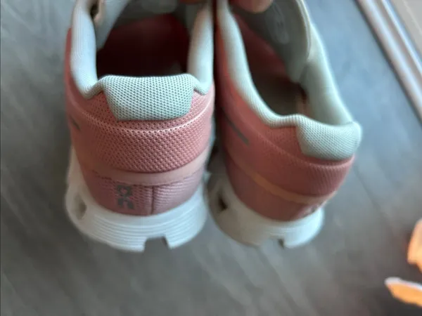 ON Cloud 5 Women’s Running sneakers rose SHELL SIZE 8.5 - Image 2