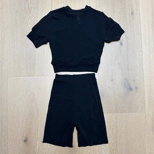 Skims Cropped Tee & Bike Shorts Set Size XS Black - Image 5