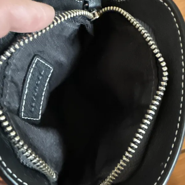 Levenger Carezza On-the-Town Black Leather Pouch Cross Body/Shoulder Bag in EUC‎ - Image 9