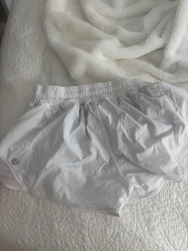 Lululemon Hotty Hot 2.5" Shorts Low-Rise - Image 3