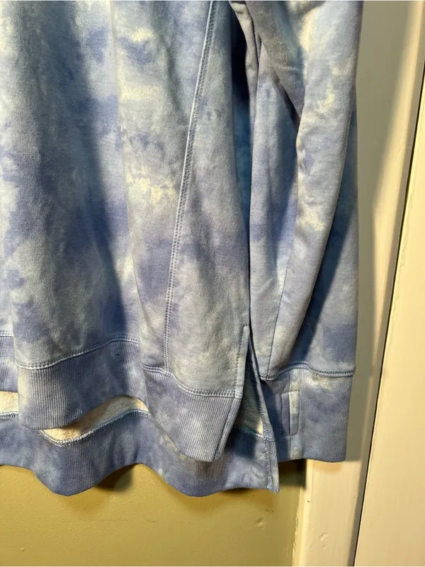 Earth Yoga Women's Size Large Crewneck Sweatshirt‎ Light Blue Tie Dye Cloud Slit - Image 4
