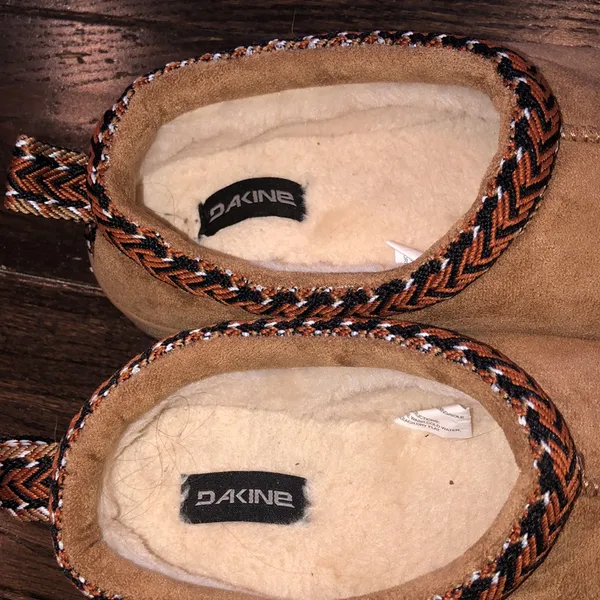 DAKINE faux sheepskin lined slippers size 9-10 - Image 4