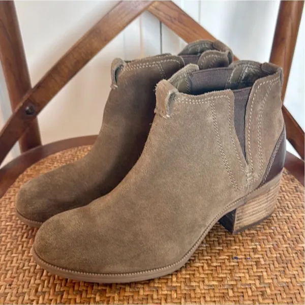 Clark’s Artisan Maypearl tan suede booties size 9.5 - Image 13