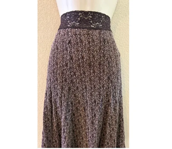 Like new Cabi stretch knit lace lined ruffled bottom skirt. Sz XS - Image 2