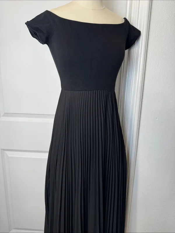 Alice + Olivia Black Off-Shoulder Pleated Maxi Skirt Dress - Image 4
