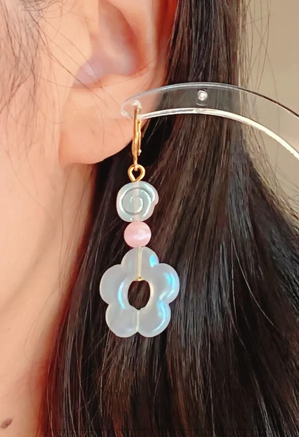 Handmade cute flower & Czech glass swirl beads dangle earrings 💐🌀🩵 - Image 8