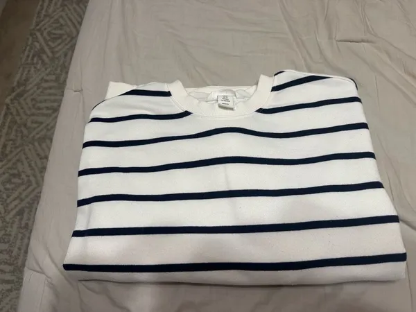 H&M Crewneck Sweatshirt - Image 3
