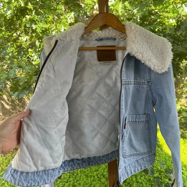Levi’s Women's Retro Sherpa Denim Trucker Jacket Light Wash Size S - Image 5