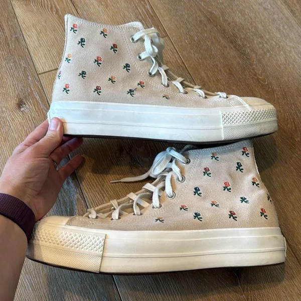 Converse Cream High-Tops with Embroidered Floral Design Size 11 Women’s - Image 4
