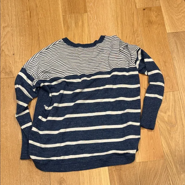Vineyard Vines Women's Navy and White Striped Sweater‎ small - Image 6