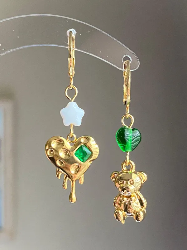 fully gold tone stainless steel whimsy fairy retro style teddy bear & heart dangle earrings💚🧸🌟 - Image 2