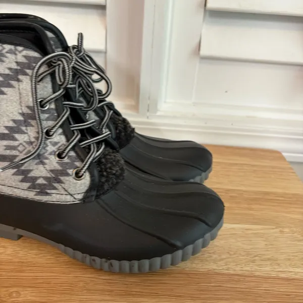 Simply Southern Gray And Black Aztec Print Duck Boot Size 7‎ - Image 4