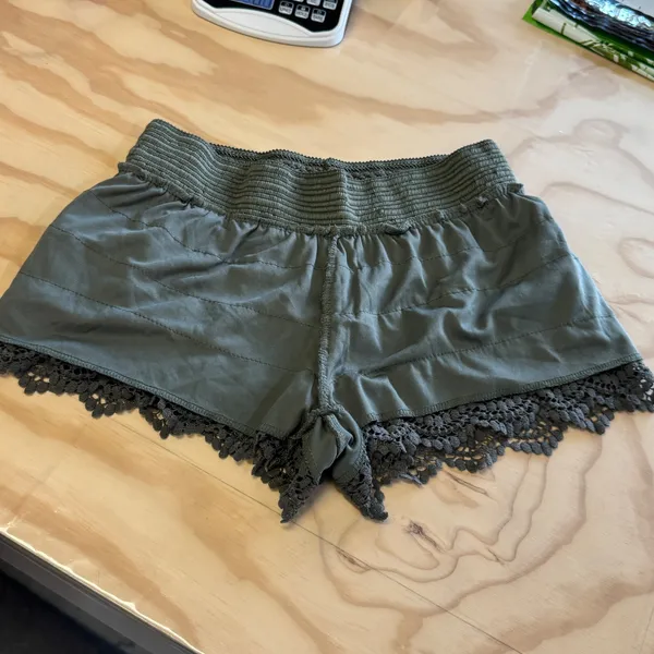 2010s American Rag Olive Green Crochet Lace Shorts Smocked Waist Boho Tiered Med - Image 5