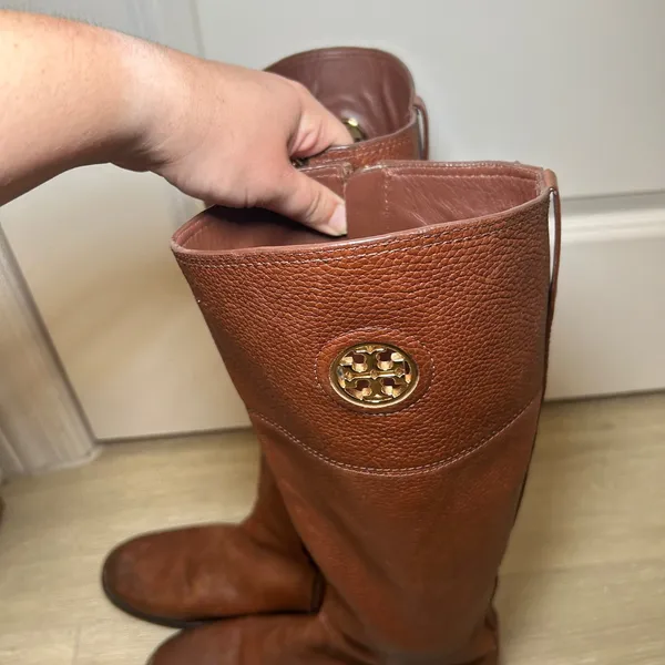 Tory Burch Kiernan Pebbled Leather Riding Boots Tan Brown Gold Logo 8.5M classic - Image 3