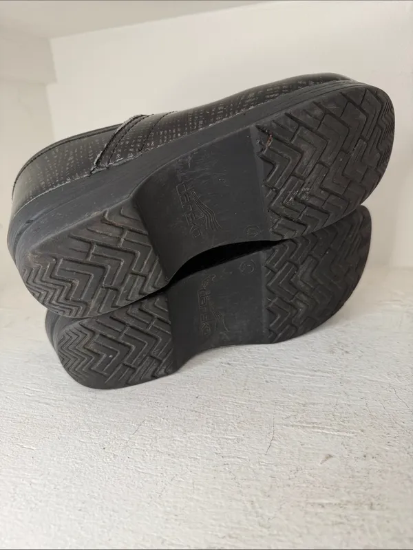 Dansko Black clogs with subtle grid pattern #clogs #comfort size 40 USA 9.5-10 - Image 6