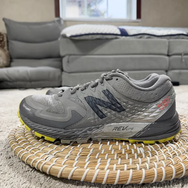 New Balance Women’s Summit Q.O.M. Trail Running Shoes Sneakers in Gray 8 - Image 3