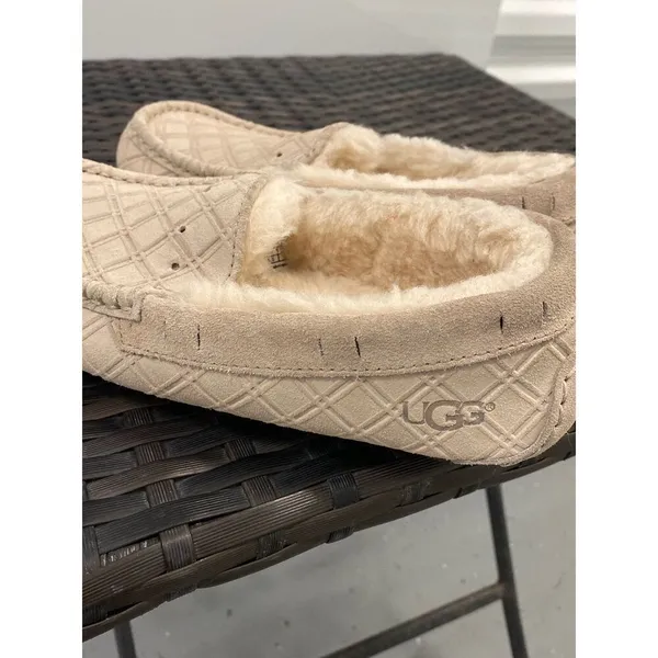 UGG moccasin Women’s size 6 - Image 4