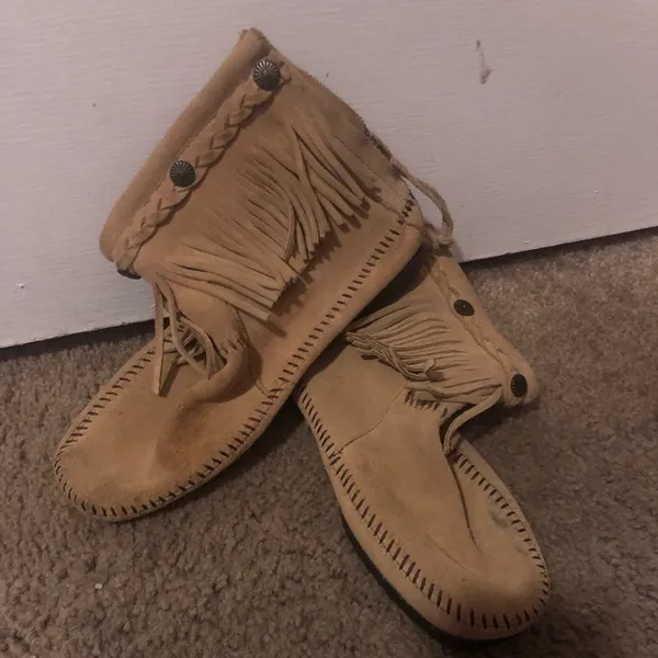 Minnetonka size 7 light brown moccasins - Image 3