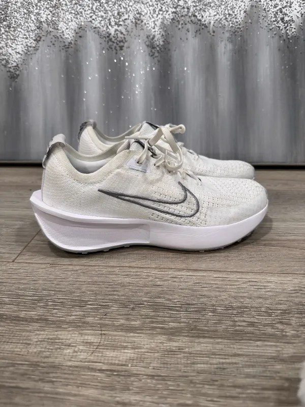Nike Interact Run White Metallic Silver - Image 2