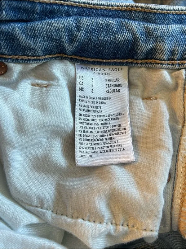 American Eagle Strigid Mom Jean distressed high rise straight fit size 8 casual - Image 4