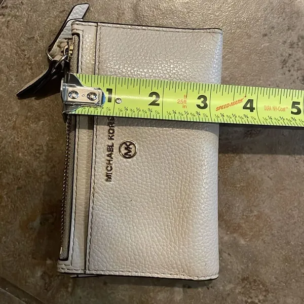 Michael Kors Beige leather Wallet Zippered Pockets Card Slots - Image 7