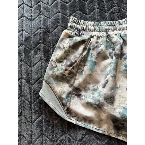 Lululemon Hotty Hot Low-Rise Lined Short Kaleidofloral Multi/Blue Cast Size‎ 6 - Image 7
