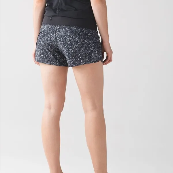 Lululemon Run Times Short in Mini Splatter White Black Size 6 - Image 2