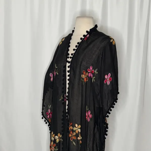DO EVERYTHING IN LOVE Embroidered Floral Kimono Wrap Black Bohemian One Size - Image 6