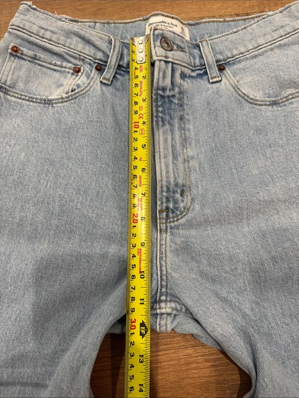 Abercrombie & Fitch Light Wash The 90s Relaxed Jeans High rise size 30 / 10 - Image 7