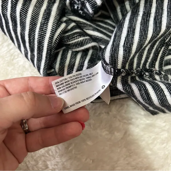 5/$30 🎈 A new day large striped tie front top - Image 7
