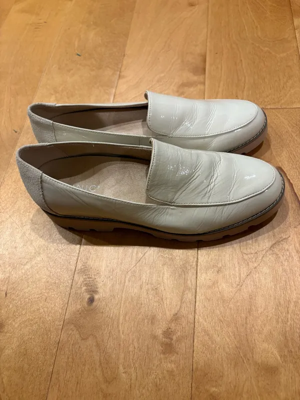 Vionic Kensley patent leather loafers cream sz 8.5 - Image 2
