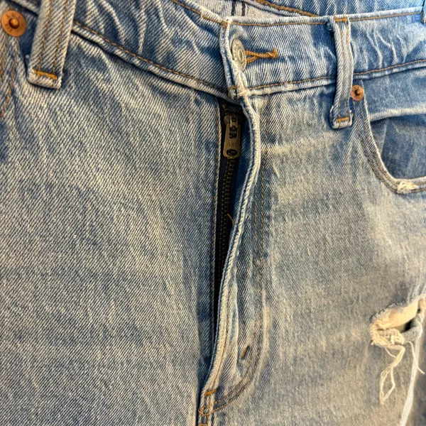 Abercrombie & Fitch High Rise Mom Jeans‎ Distressed Light Wash Size 30 / 10R - Image 5