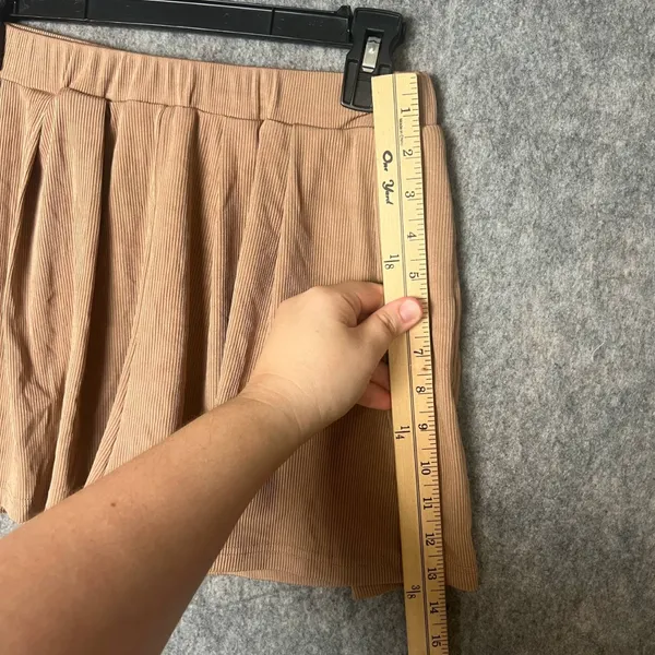 Cider Women Size Medium Flowy pleated tan‎ shorts with pockets - Image 3