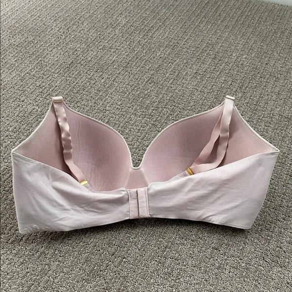Victoria's Secret Soft Pink Bra - Image 4