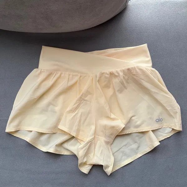 Alo Yoga V-Cute Running Short Candlelight Yellow XXS - Image 2