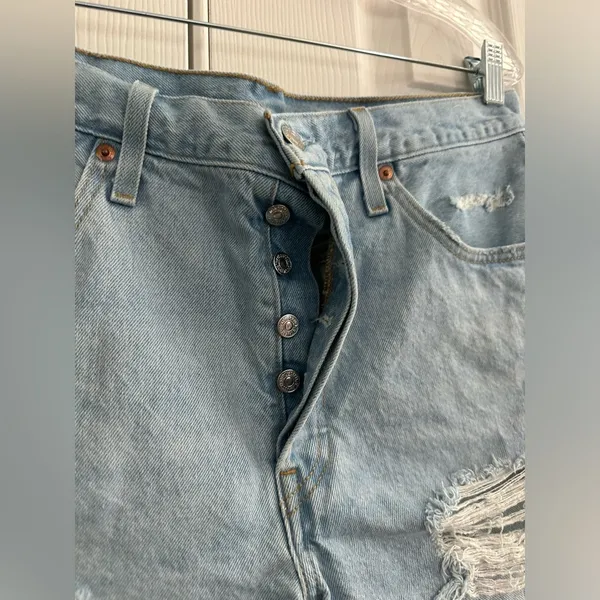 Levi’s denim distressed 501 shorts size 33 - Image 4
