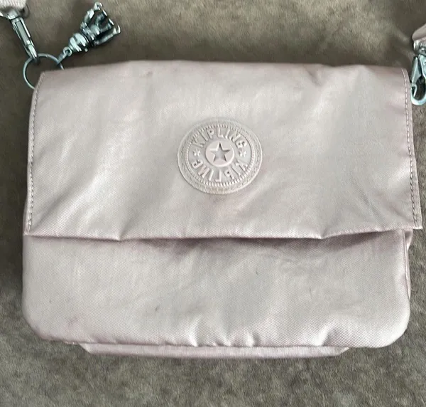 Kipling crossbody purse. Adjustable strap. Flap over closure w/ snap. Light pink - Image 2