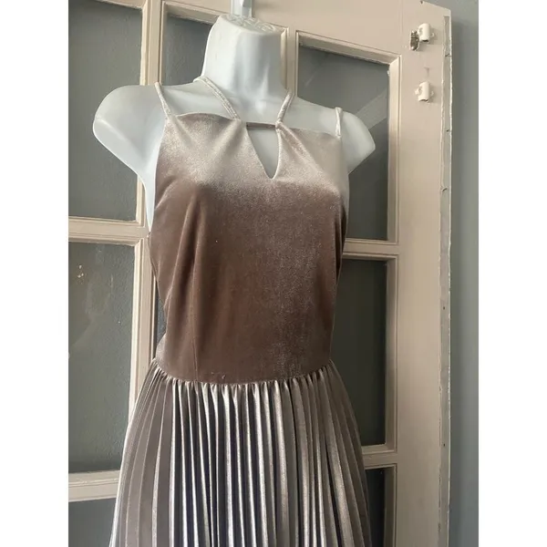 New Gianni Bini Velvet Pleated Dress - Image 6