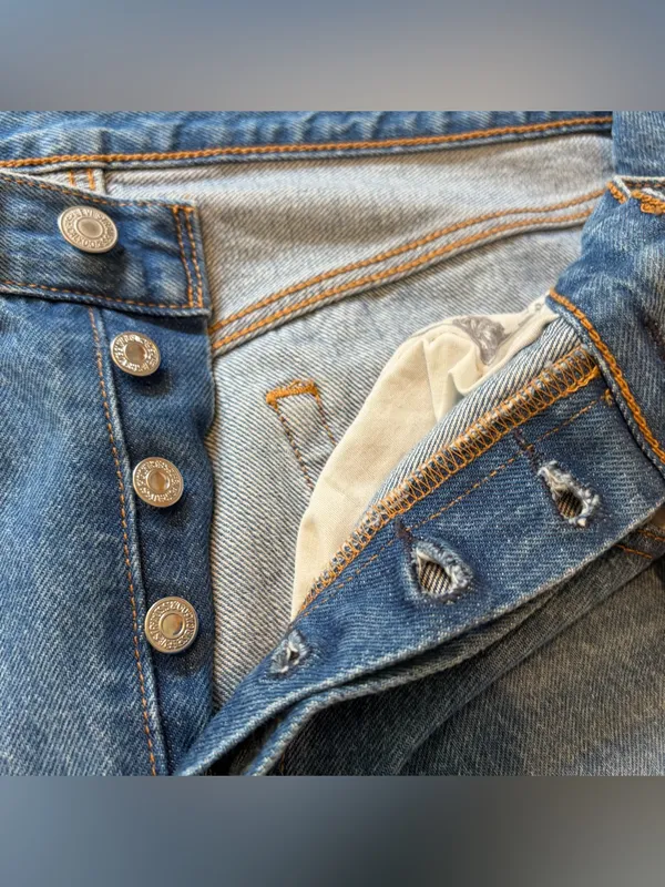 Levi’s 501 Boyfriend Straight Distressed Jeans. Medium Wash. Size: 30. - Image 5